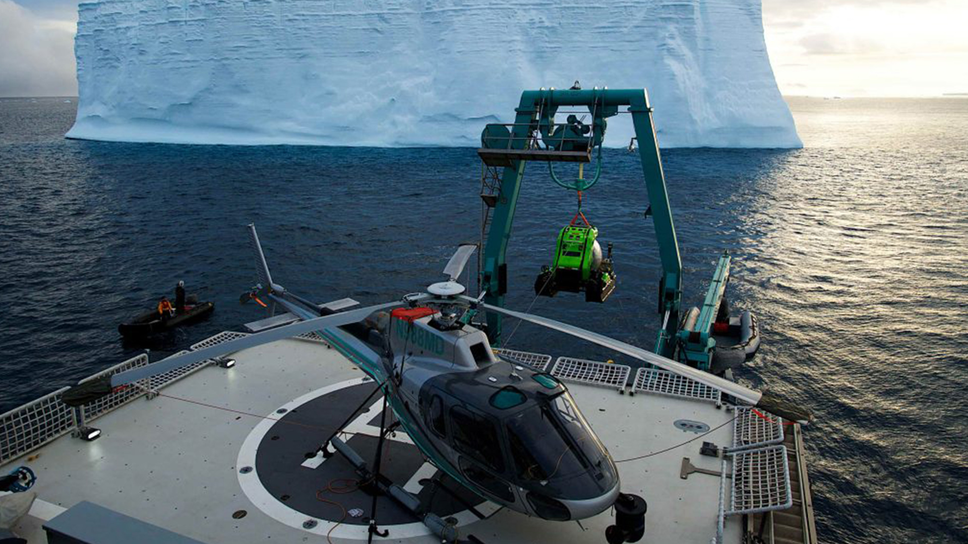 Yacht_Alucia_©MartinEnckellEYOS©_Antarctica_operationssubmersibles____20161216_093556_570_3700x2466_11MB1-min1-1024x682