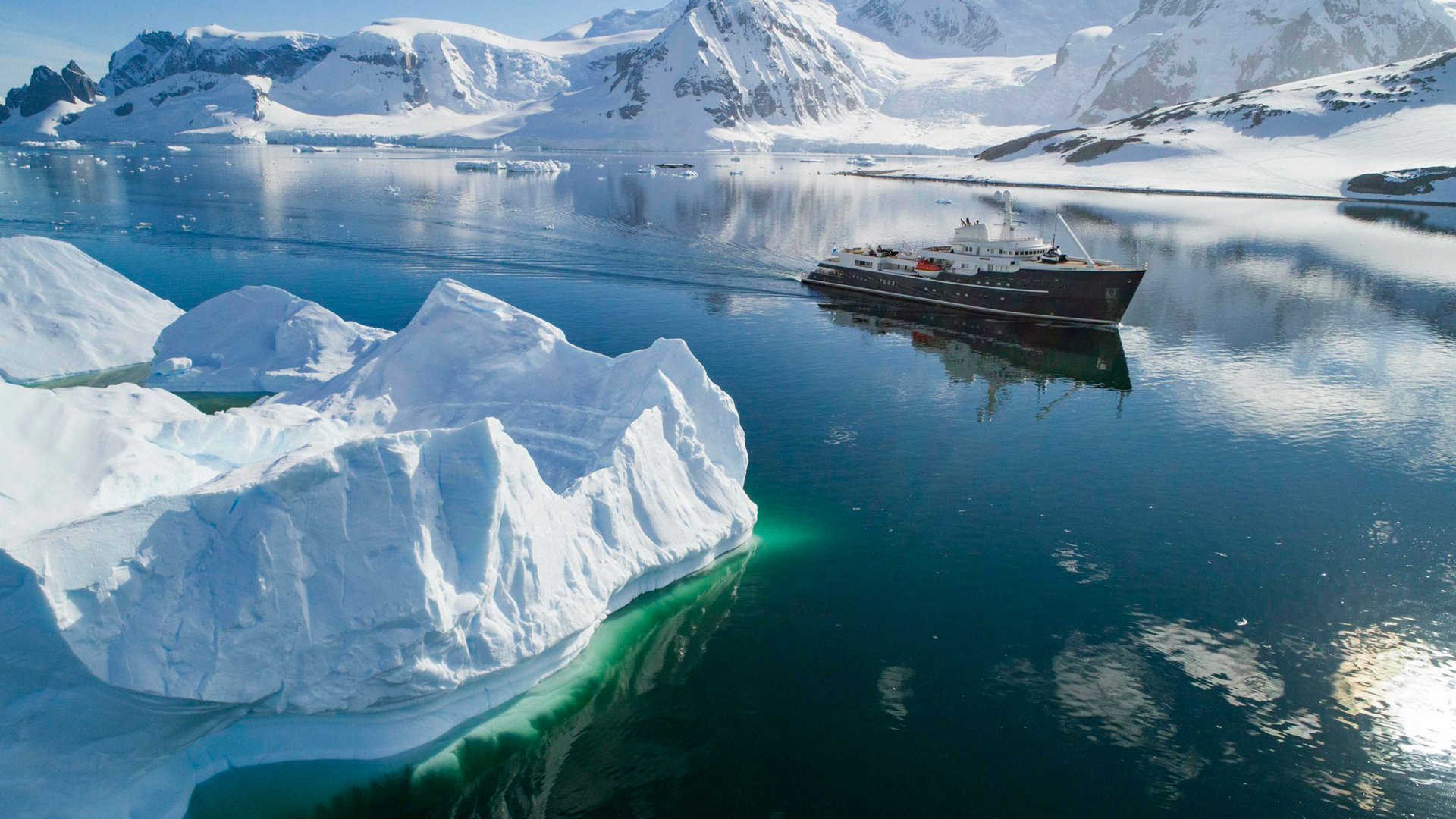 Yacht_Legend_Exterior_©JustinHofmanEYOS©_locationAntarctica_Peninsula_povdrone____20180227_142847_5464x3640_4.7MB-1-scaled
