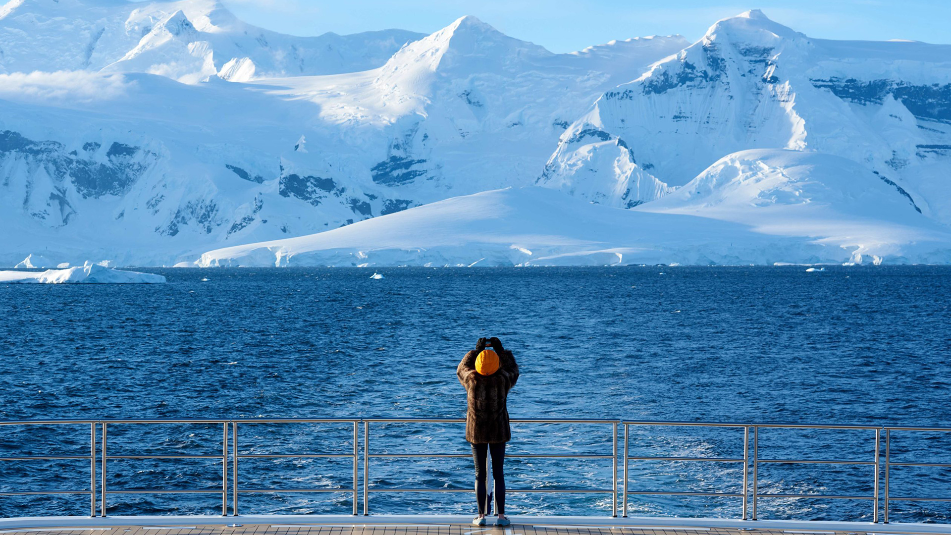 Antarctica_Peninsula_©ReeveJolliffeEYOS©_legend_yachtlife____20190116_154415_090_6016x4016_5.0MB-1-scaled