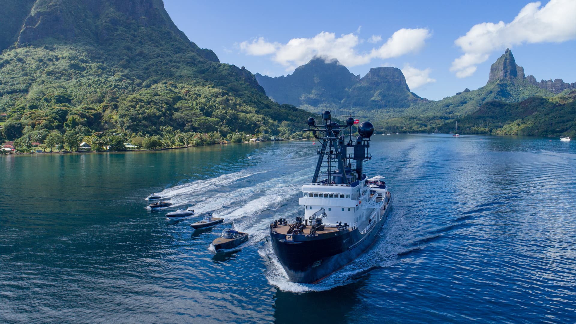 Arctic Expedition Yacht | Exterior