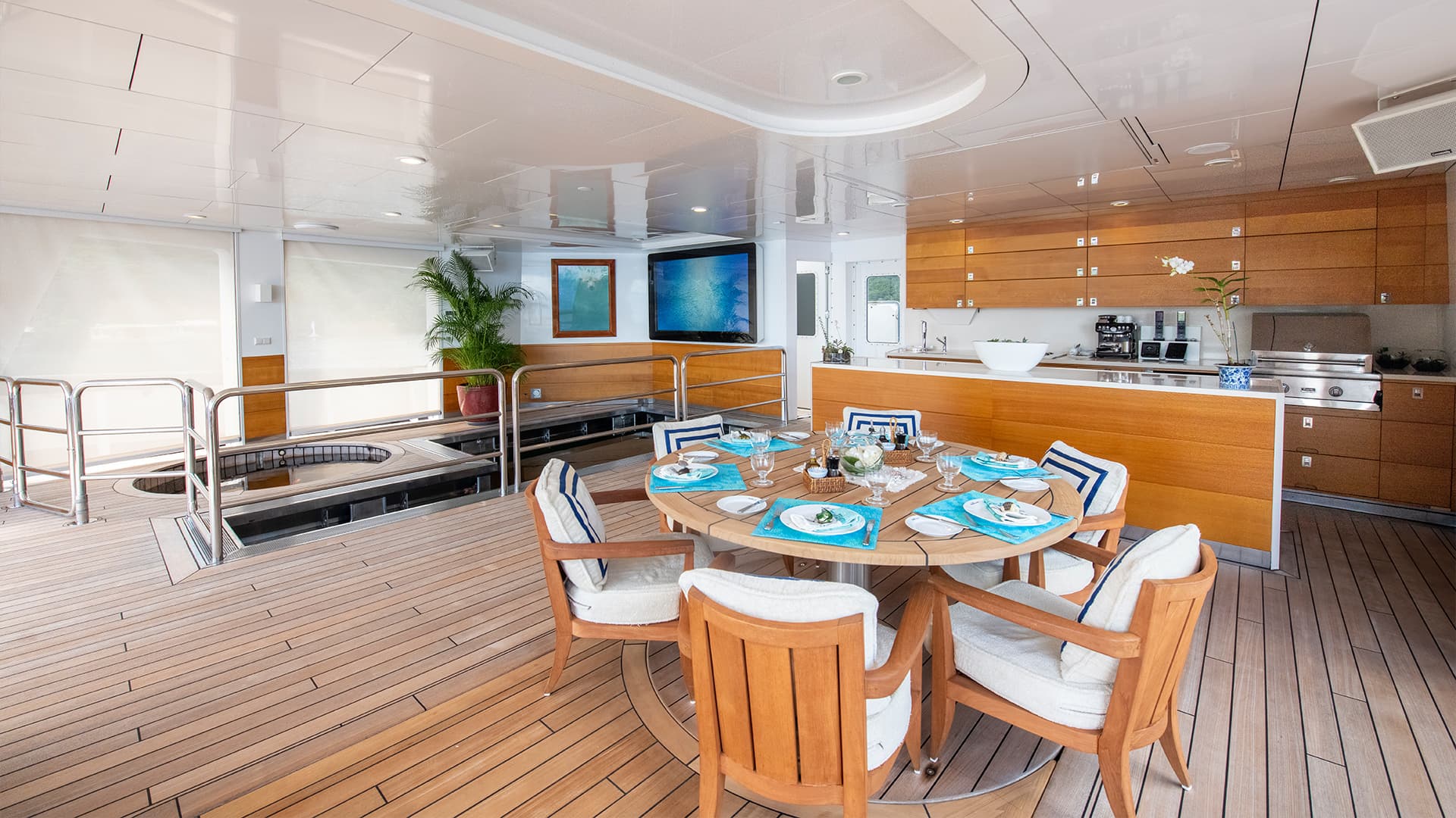 Arctic Expedition Yacht | Beach House