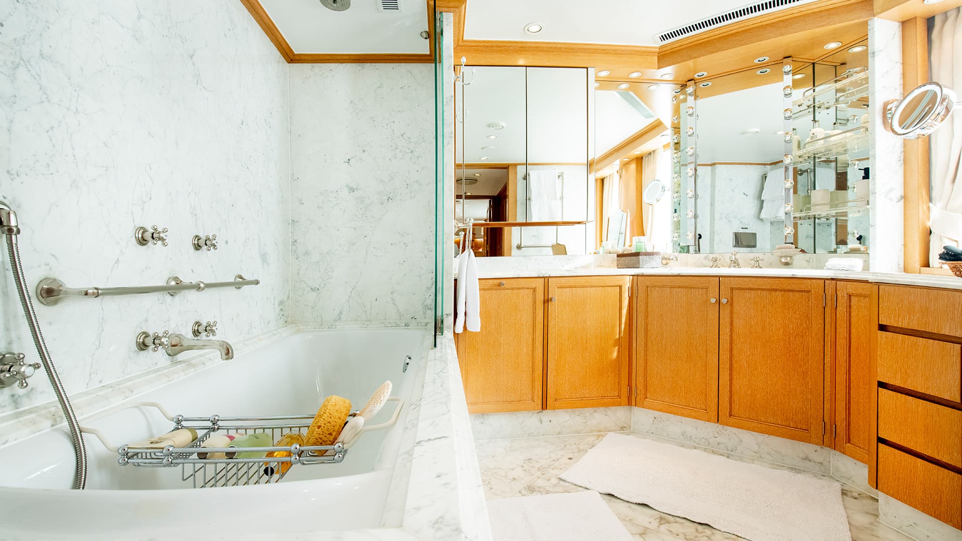 Arctic Expedition Yacht | Main Suite Bathroom