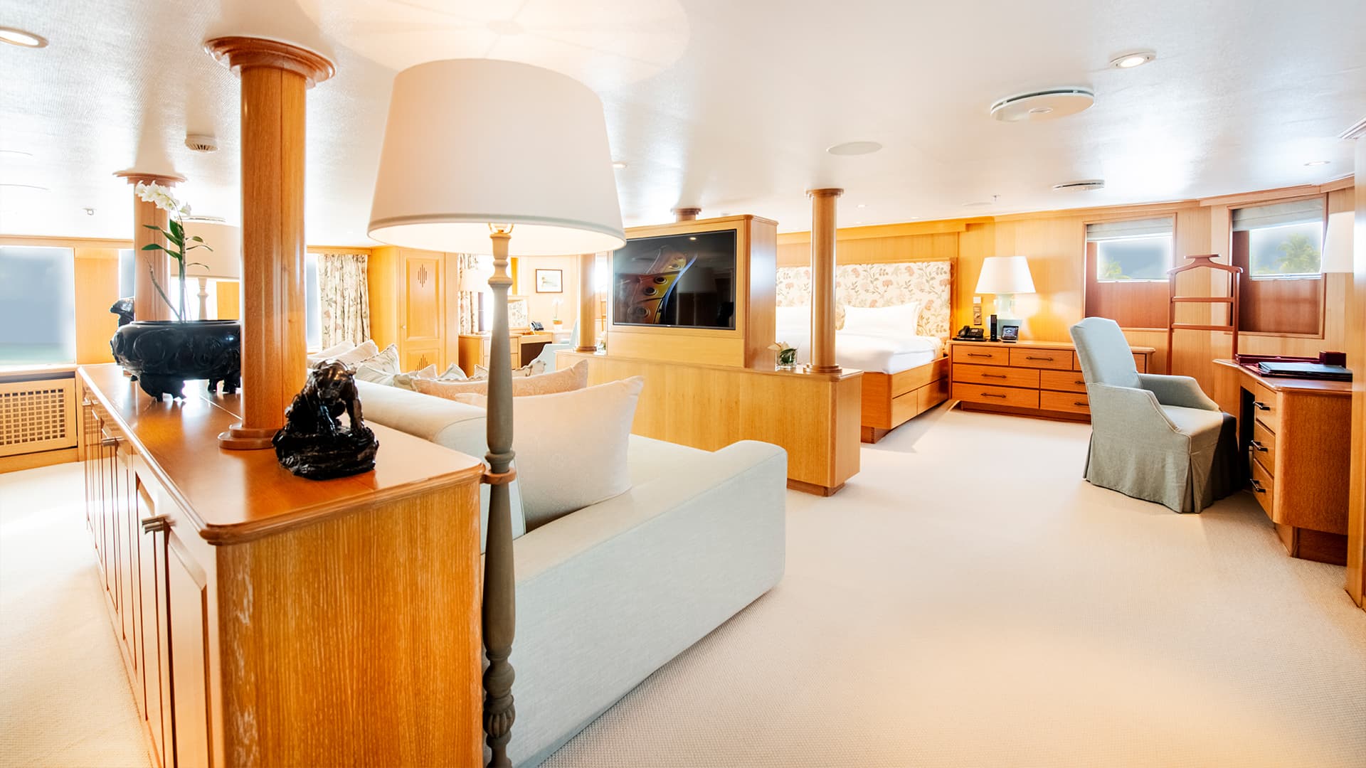 Arctic Expedition Yacht | Main Suite