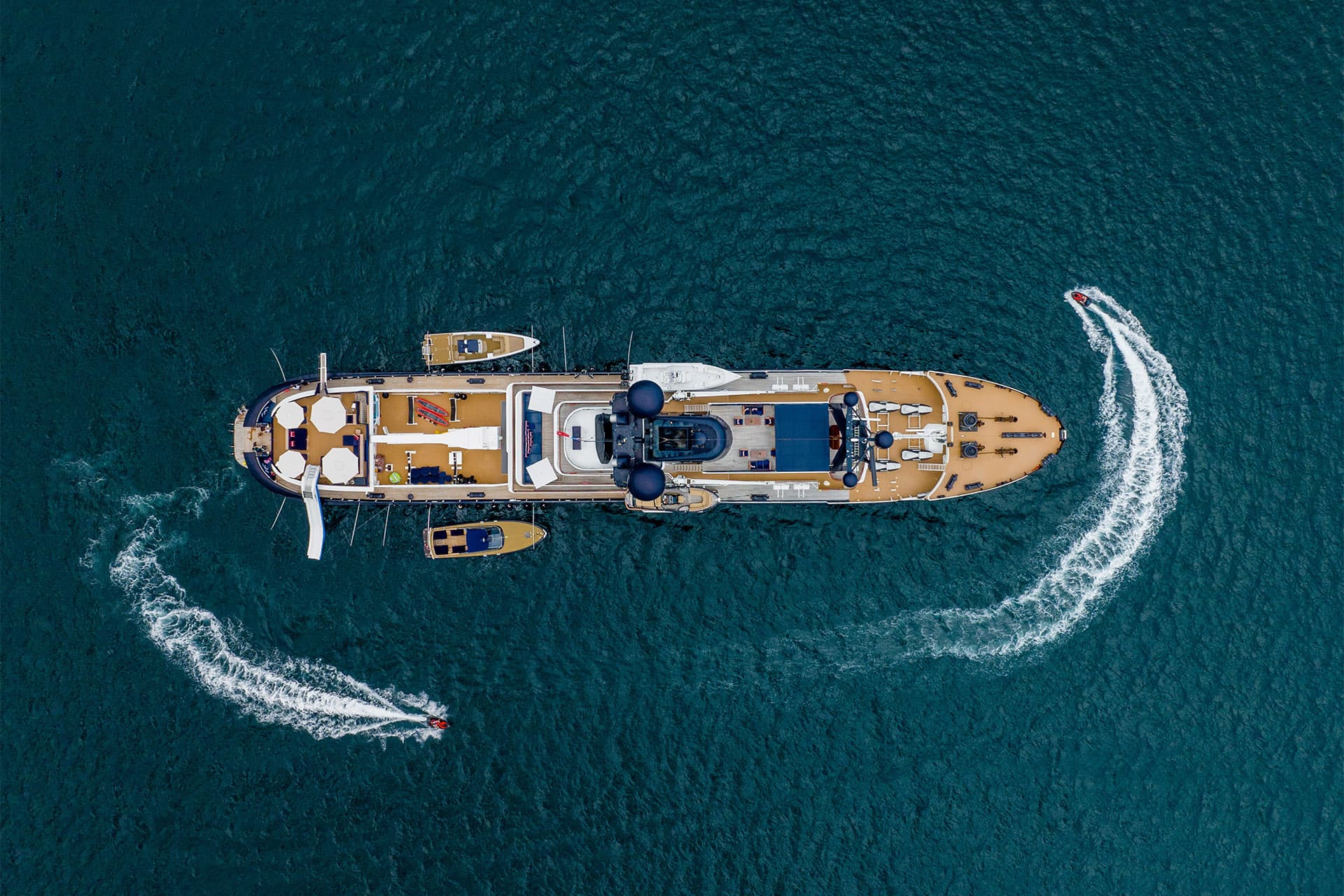 Arctic Expedition Yacht | Exterior